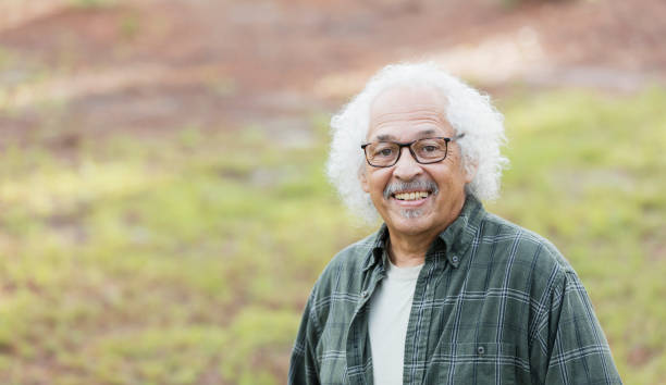 istock Senior Hispanic man with white hair and eyeglasses 1129646248