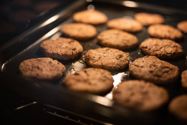 오븐에 굽고 쿠키 - chocolate chip cookie cookie preparing food chocolate 뉴스 사진 이미지