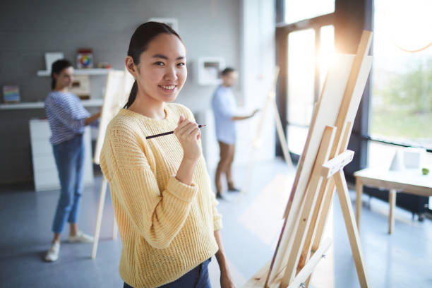 鉛筆を持つ少女 - women artist painting easel ストックフォトと画像