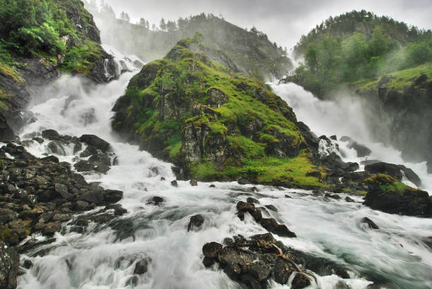 twin-wasserfall - flowing water stream moss river stock-fotos und bilder