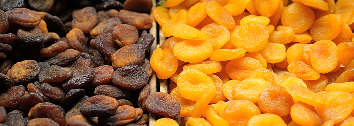 pile of fresh apricots