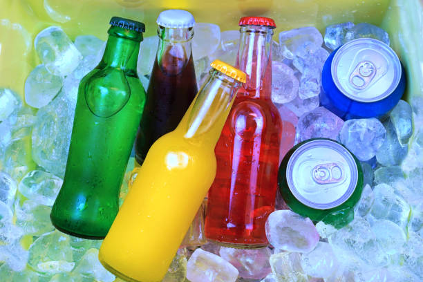 coloridas bebidas gaseosas y cubitos de hielo rellenos en una nevera - soda bottle fotografías e imágenes de stock