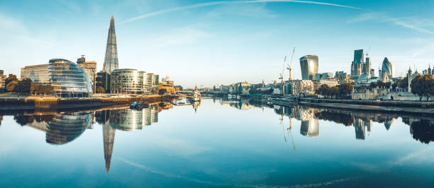 берега темзы в лондоне - uk river panoramic reflection стоковые фото и изображения