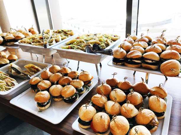 작은 햄버거, 샌드위치와 야채와 함께 뷔페 테이블. 기업 비즈니스 파티 또는 회의에서 케이터링 서비스 - turkey burger 이미지 뉴스 사진 이미지
