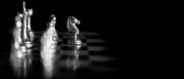 piezas en tablero de ajedrez para jugar al juego y juegos de azar unido caballero de estrategia - strategy chess conflict chess board fotografías e imágenes de stock