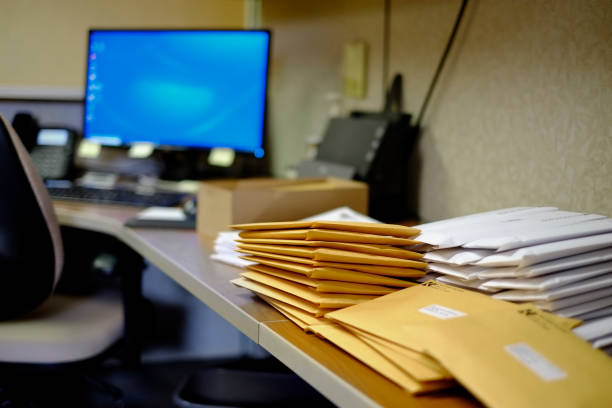 envelopes on desk business office communication - sending mail imagens e fotografias de stock