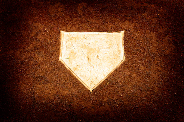 home plate di baseball base ball homeplate che rappresenta la competizione sportiva americana - baseball base baseball diamond field foto e immagini stock