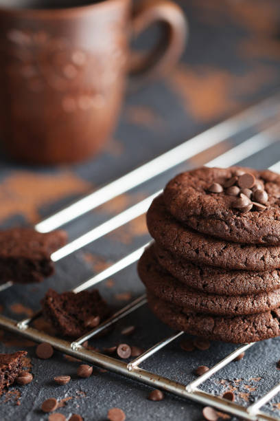 biscuits au chocolat sur la grille. - chocolate chip cookie cookie preparing food chocolate photos et images de collection