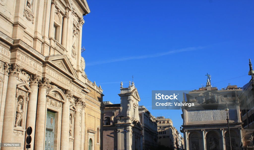 Iglesia De Santa Susanna En Las Termas De Diocleciano Y Feliz Fuente De Agua Roma Italia Foto de stock y más banco de imágenes de Acera - iStock Iglesia De Santa Susanna En Las Termas De Diocleciano Y Feliz Fuente De Agua Roma Italia Foto de stock y más banco de imágenes de Acera - iStock
