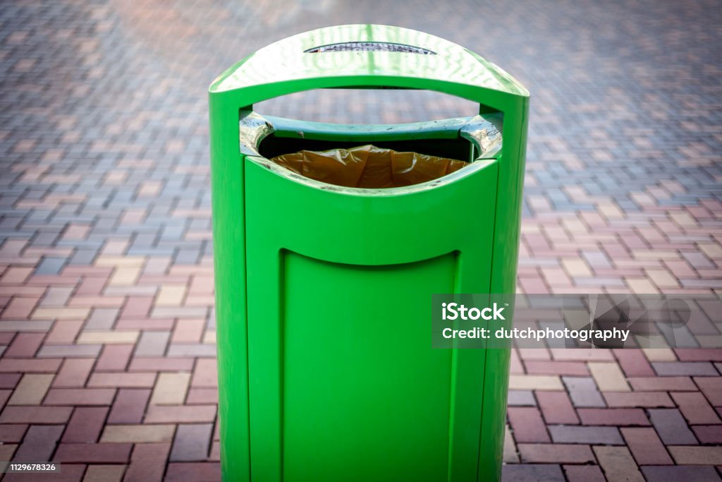 Vuilnisbak op straat in Amsterdam Garbage Can Stock Photo