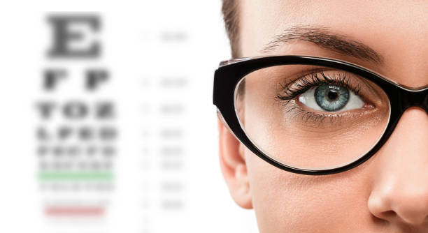 junge frau mit brille - sensory perception eyeball human eye eyesight stock-fotos und bilder