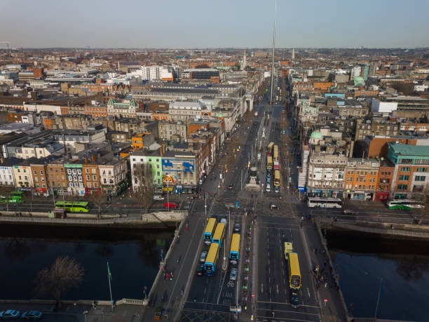 dublin's o'connell most i widok z lotu ptaka ulicy - oconnell bridge zdjęcia i obrazy z banku zdjęć