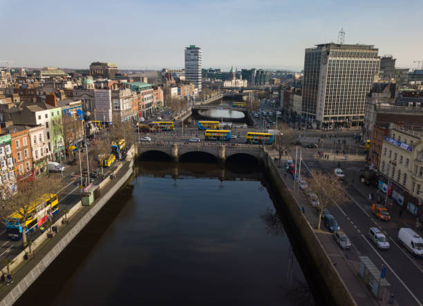 ponte o'connell e vista aerea del centro di dublino - republic of ireland dublin ireland bus city foto e immagini stock