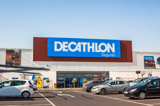 decathlon store retail chain brand logo - fachada loja imagens e fotografias de stock