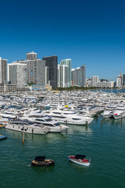 navegando por miami - commercial dock harbor miami florida retail fotografías e imágenes de stock