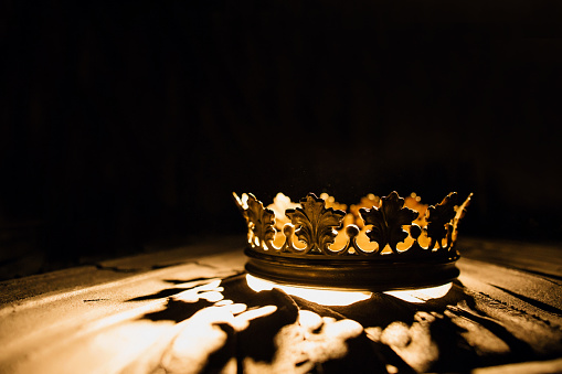 Corona del rey real sobre un fondo negro. Juego de tronos. photo