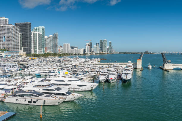 navegando por miami - commercial dock harbor miami florida retail fotografías e imágenes de stock