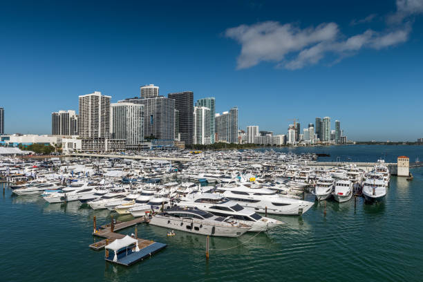 navegando por miami - commercial dock harbor miami florida retail fotografías e imágenes de stock