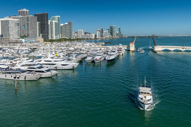 navegando por miami - commercial dock harbor miami florida retail fotografías e imágenes de stock