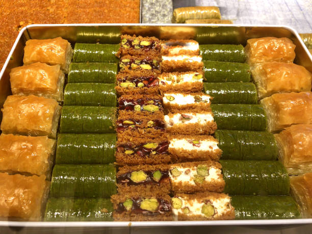 desserts turcs - sarma fıstıklı kadayıf - cooked in a row traditional culture indoors photos et images de collection