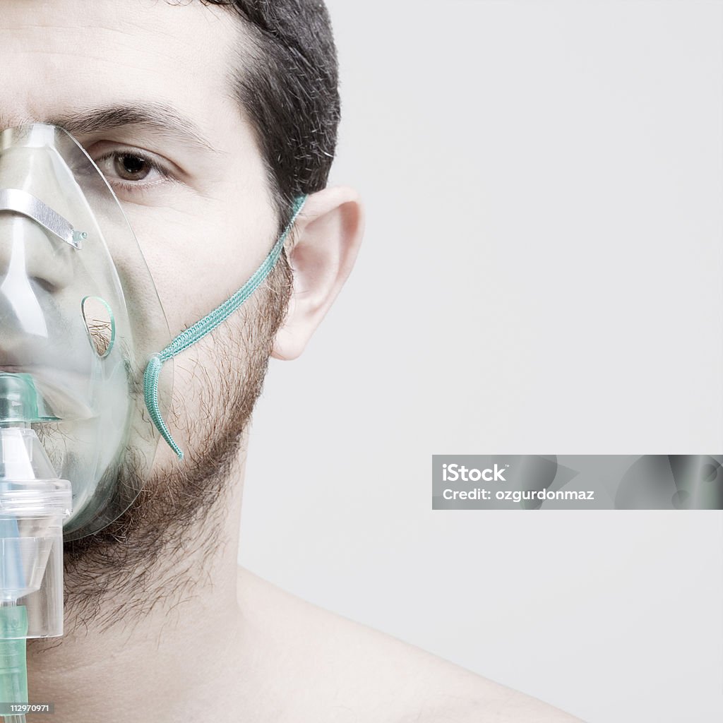 Jeune homme avec un masque à oxygène - Photo de Masque à oxygène libre de droits