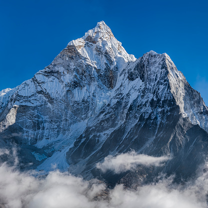 Panorama del hermoso Monte Ama Dablam en el Himalaya, Nepal photo