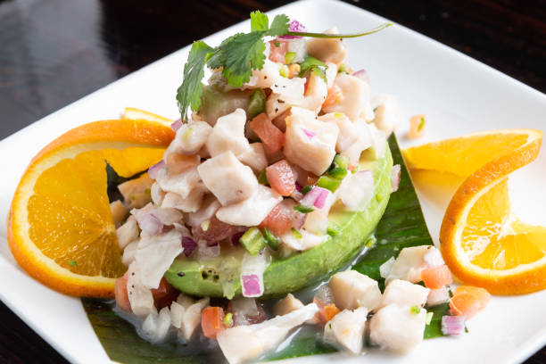 aguacate con ceviche de pescado (ceviche de mariscos con aguacate) - seviche prepared ahi freshness mexican culture fotografías e imágenes de stock