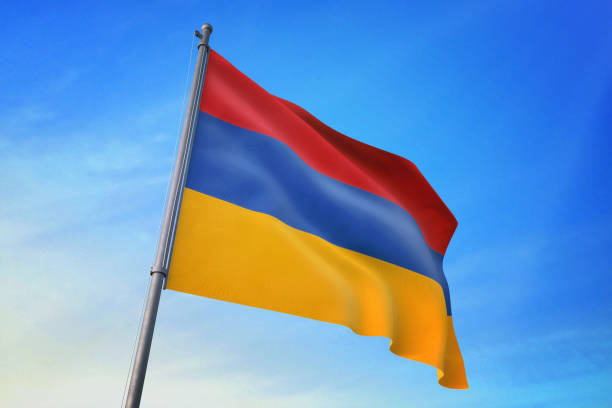 mavi gökyüzünde sallayarak ermenistan bayrağı - ermeni bayrağı stok fotoğraflar ve resimler
