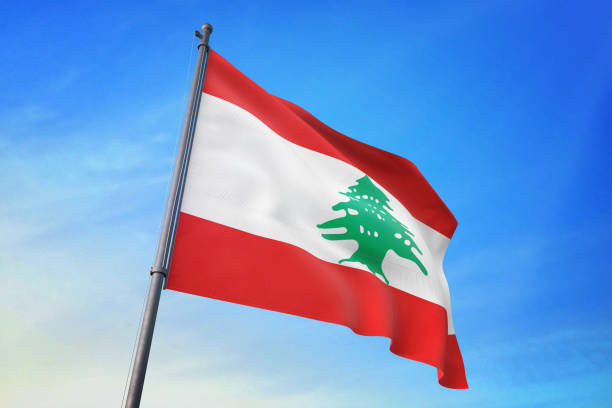 レバノンの国旗は青い空で手を振っています。 - lebanese flag ストックフォトと画像