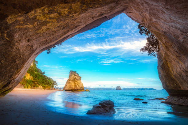 vista desde la cueva en la catedral cove, coromandel, nueva zelanda 42 - new zealand cathedral cove sea sand fotografías e imágenes de stock