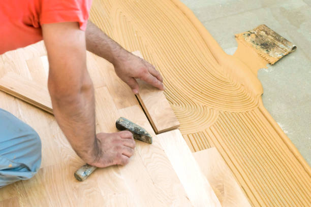 istock Hammer is carpenters best friend 1129729224
