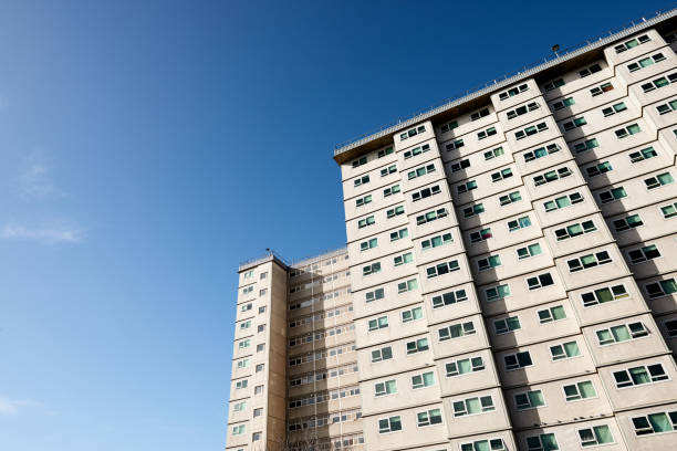 edificio de viviendas sociales bloque de torre contra un cielo azul. - apartment sky housing project building exterior fotografías e imágenes de stock