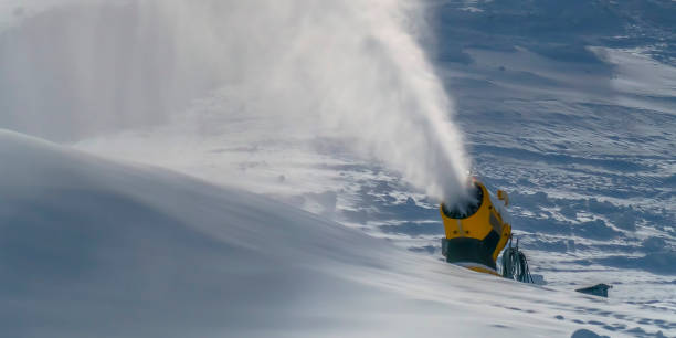 cañón de nieve artificial de rociadura de la nieve en invierno - mountain winter season machine snow making machine fotografías e imágenes de stock
