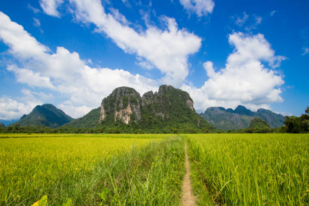 la montaña con cielo azul - laos hut southeast asia shack fotografías e imágenes de stock