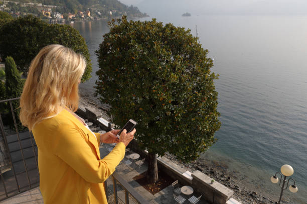 la femme se dresse sur le balcon et regarde sur le lac - 30061 photos et images de collection