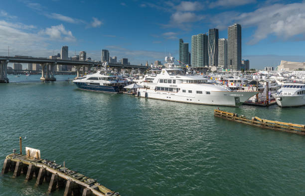 navegando por miami - commercial dock harbor miami florida retail fotografías e imágenes de stock