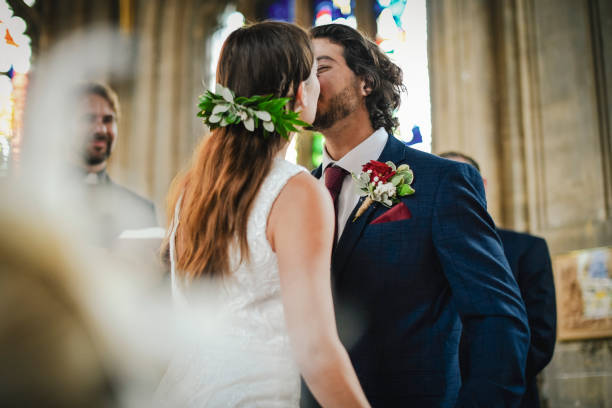 você pode beijar a noiva - church wedding - fotografias e filmes do acervo