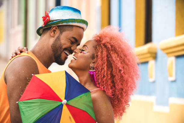 coppia appassionata al carnevale - couple black american culture kissing foto e immagini stock