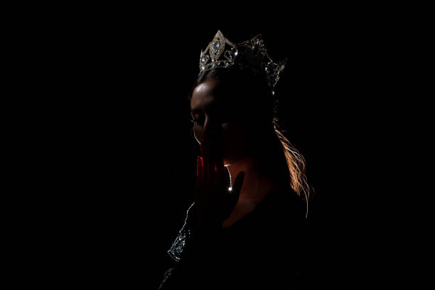 miss pageant schönheit königin contest diamond crown - innenraum gegenlicht teenager dunkel rücken stock-fotos und bilder