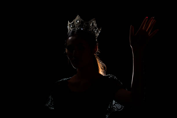 miss pageant schönheit königin contest diamond crown - innenraum gegenlicht teenager dunkel rücken stock-fotos und bilder