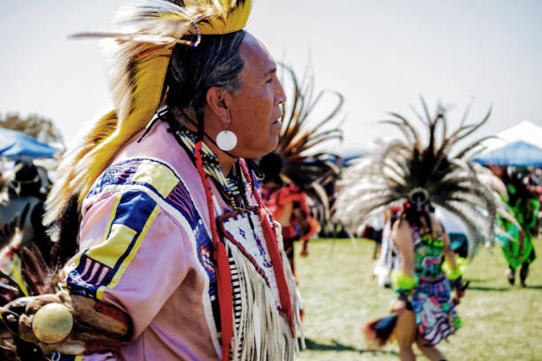 powwow. retrato de greg red elk. - zapatos de reyes fotografías e imágenes de stock