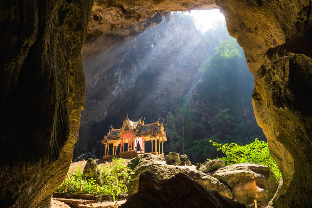 erstaunliche phraya nakhon höhle in khao sam roi yot nationalpark in prachuap khiri khan thailand ist kleiner tempel in den sonnenstrahlen in höhle. - sun temple stock-fotos und bilder