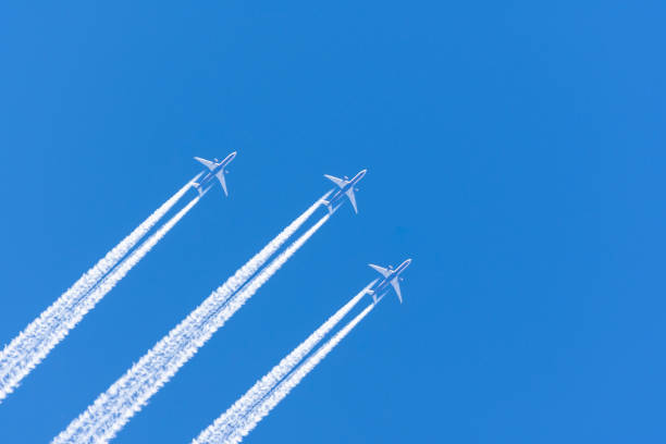 drei flugzeuge große zwei motoren luftfahrtflughafen contrail wolken - smoke trails stock-fotos und bilder