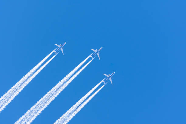 trois gros avion deux moteurs de l'aviation de l'aéroport contrail nuages - smoke trails photos et images de collection