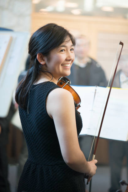 violinista adolescente multietnica sorridente prima dell'esibizione della comunità - band name immagine foto e immagini stock