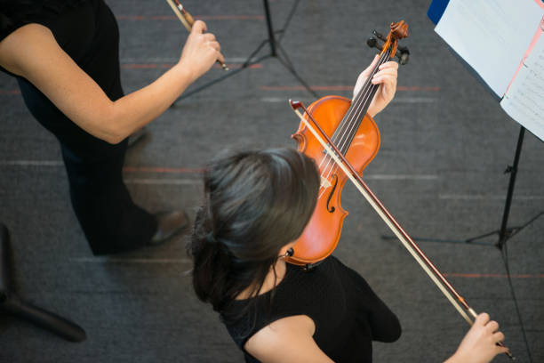 vista aerea dei violinisti studenti che si esibiscono a un concerto - band name immagine foto e immagini stock