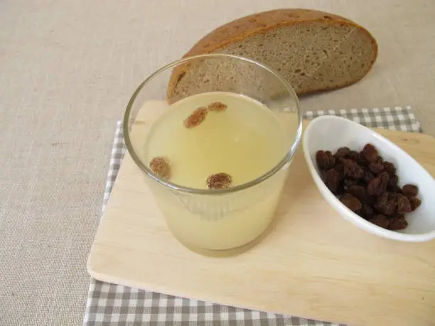 Kvass, homemade bread beer from old bread - Kwas, selbst gemachtes Brotbier aus altem Brot