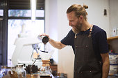 barista-filterkaffee-machen.jpg?b=1&s=170x170&k=20&c=bYQRKFmZS1fmPS7bO_RtP0LGdz2CzgAtmoV1Ye_k1bE=