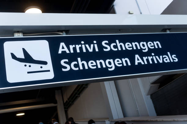 znak przylotów schengen na lotnisku ciampino w rzymie, włochy - ciampino airport zdjęcia i obrazy z banku zdjęć