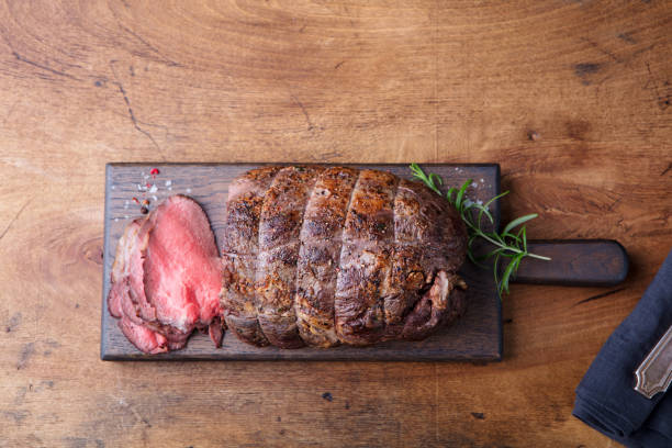 roast beef en tabla de cortar madera. vista superior. copia espacio. - top sirloin british cuisine sirloin steak roast beef fotografías e imágenes de stock